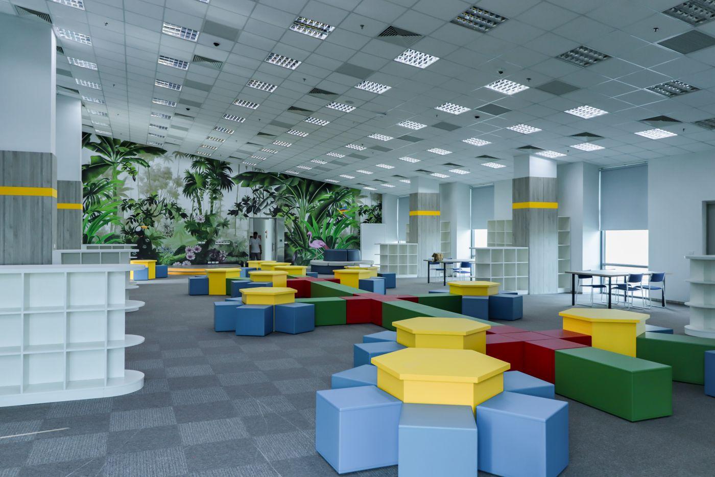 Heller Indoorspielplatz mit bunten Sitz- und Spielelementen