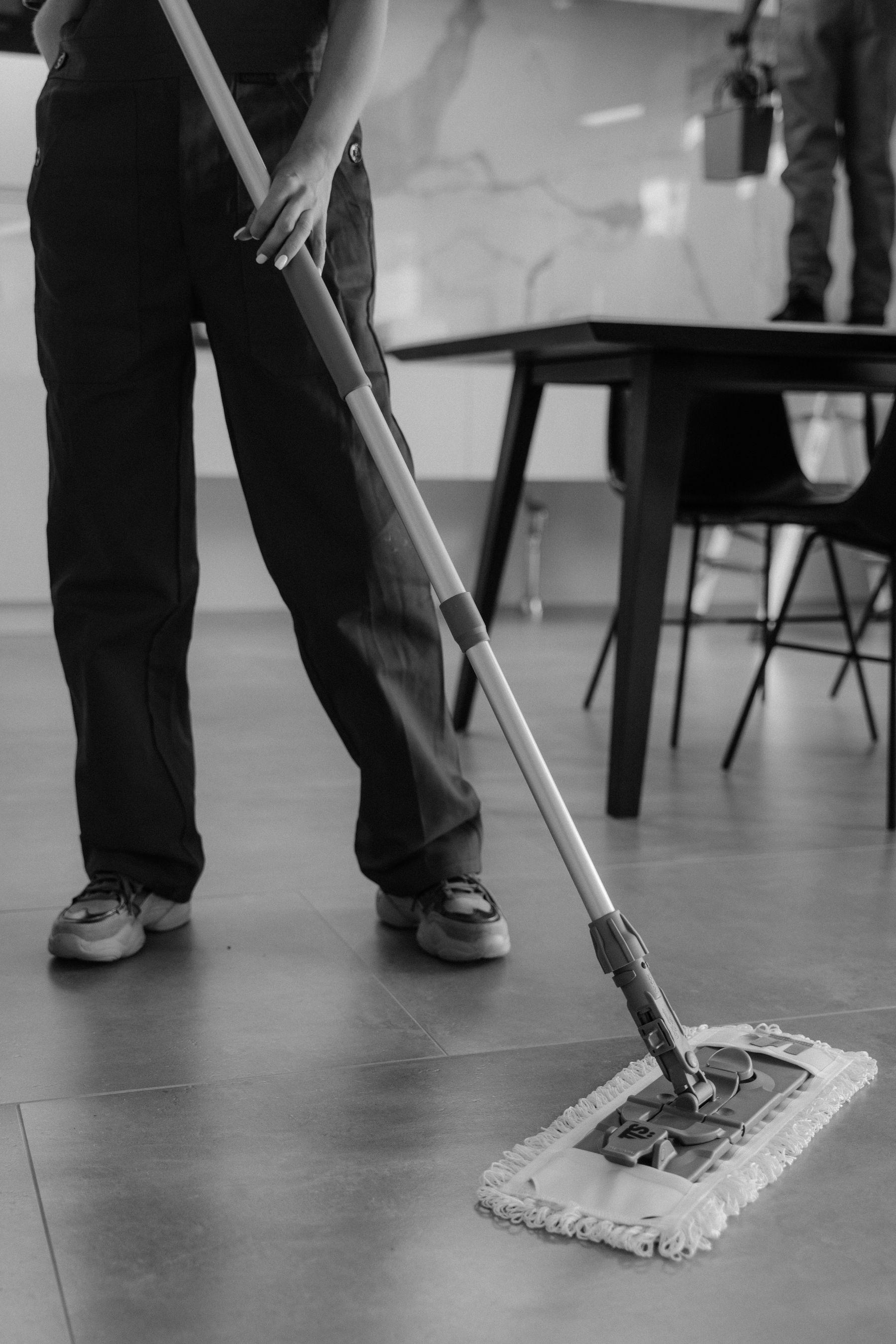 Reinigungskraft bei der gründlichen Bodenreinigung in Innenräumen